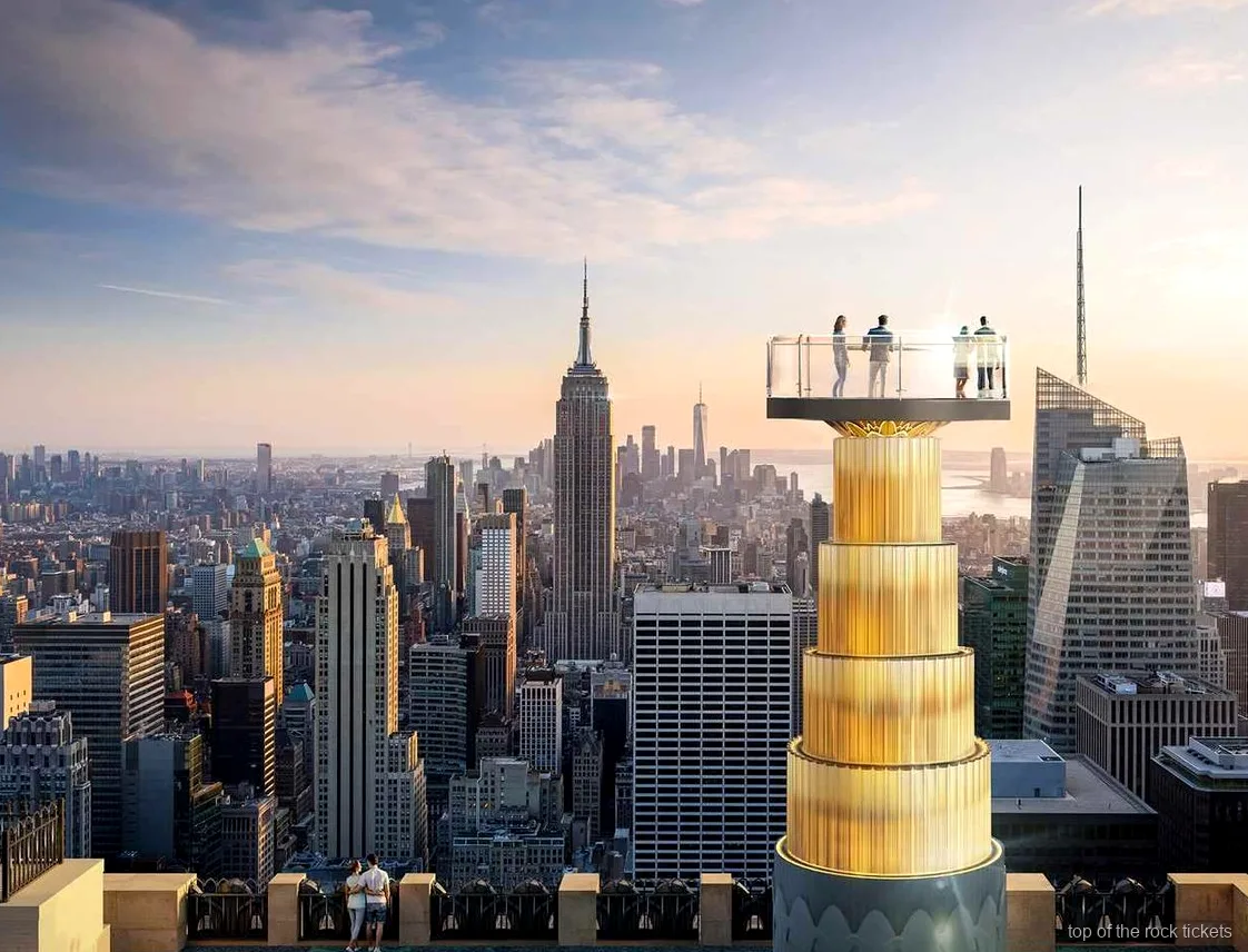 Visitor using the Pintours app guide on a Top of the Rock ticket