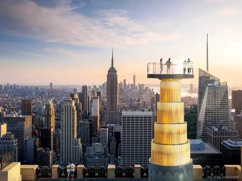Besucher nutzt den Pintours App-Guide bei einem Top of the Rock Ticket