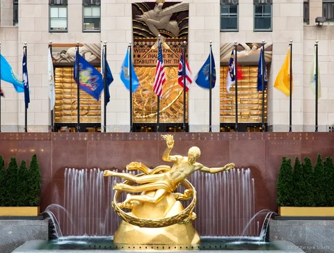 Guida che conduce il tour di arte e architettura del Rockefeller Center