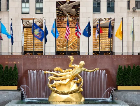 Guía al frente del tour de arte y arquitectura del Rockefeller Center