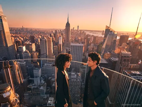 Guida che conduce il tour VIP del Rockefeller Center con ingresso a Top of the Rock