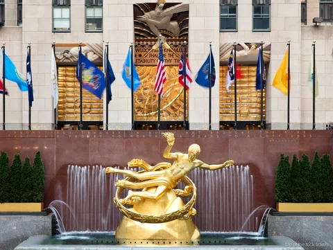 Guia liderant la visita d'art i arquitectura del Rockefeller Center