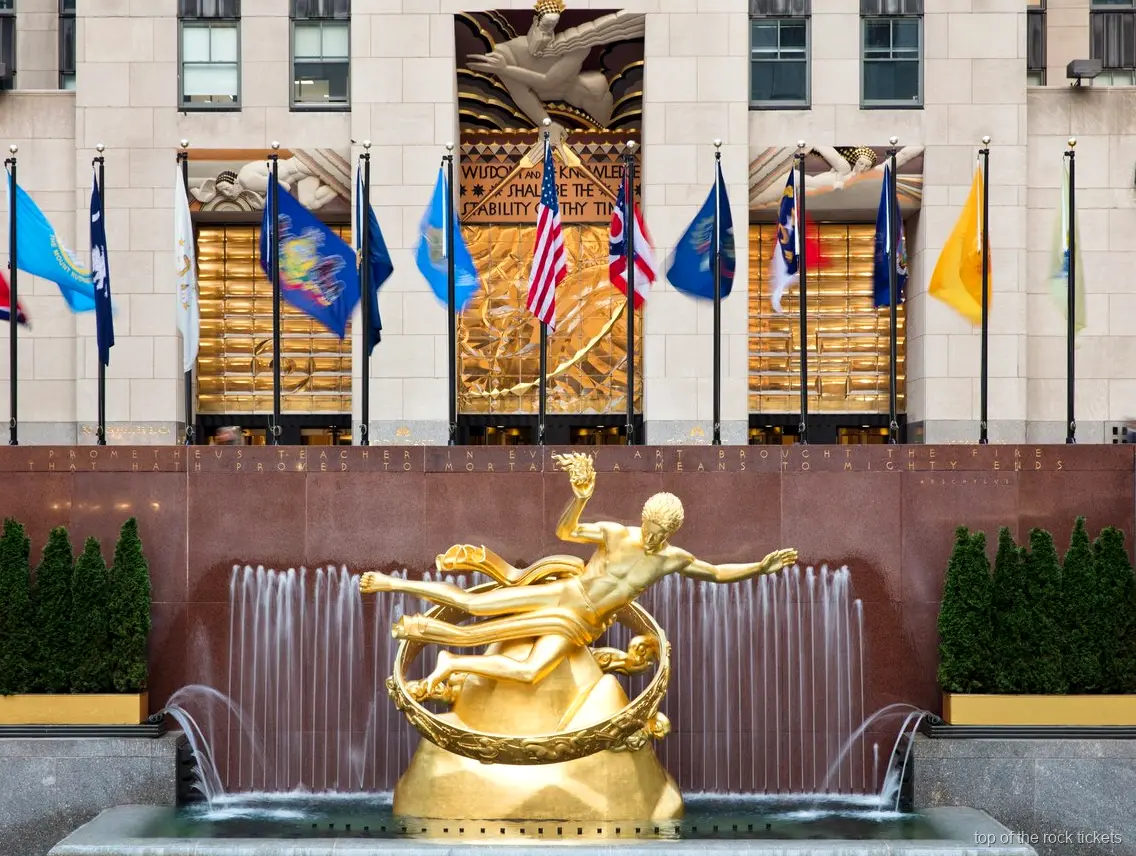 Guia liderant la visita d'art i arquitectura del Rockefeller Center