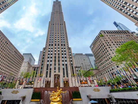 Guida che conduce la visita guidata di Fifth Avenue verso Top of the Rock