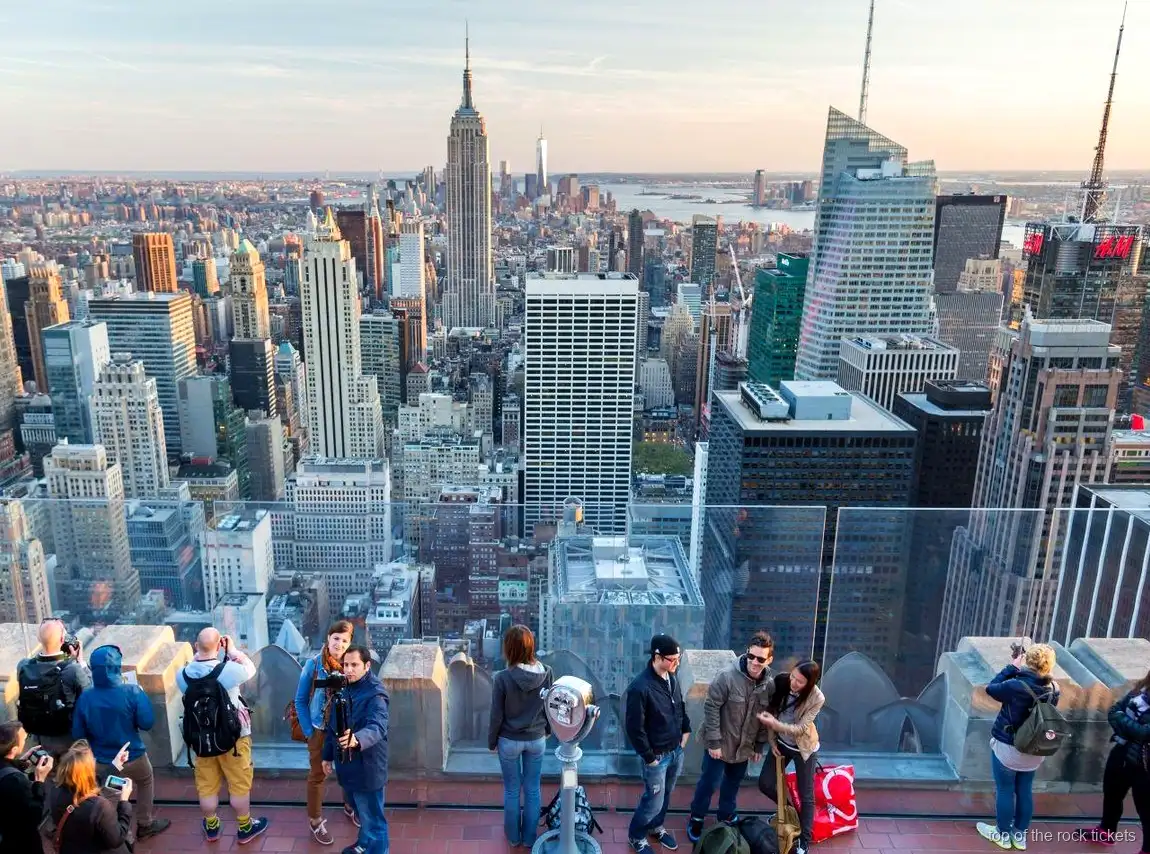 Monuments de la Fifth Avenue vus lors de la marche vers Top of the Rock